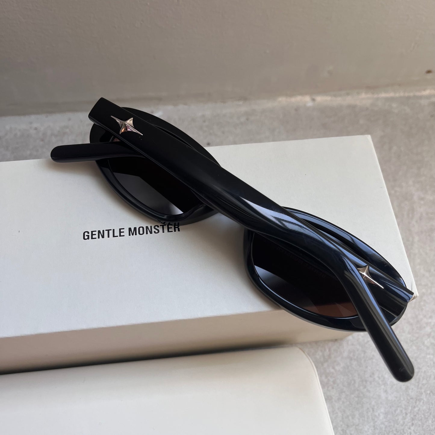 Gentle Monster Bondoneon (Black/Brown Lens)