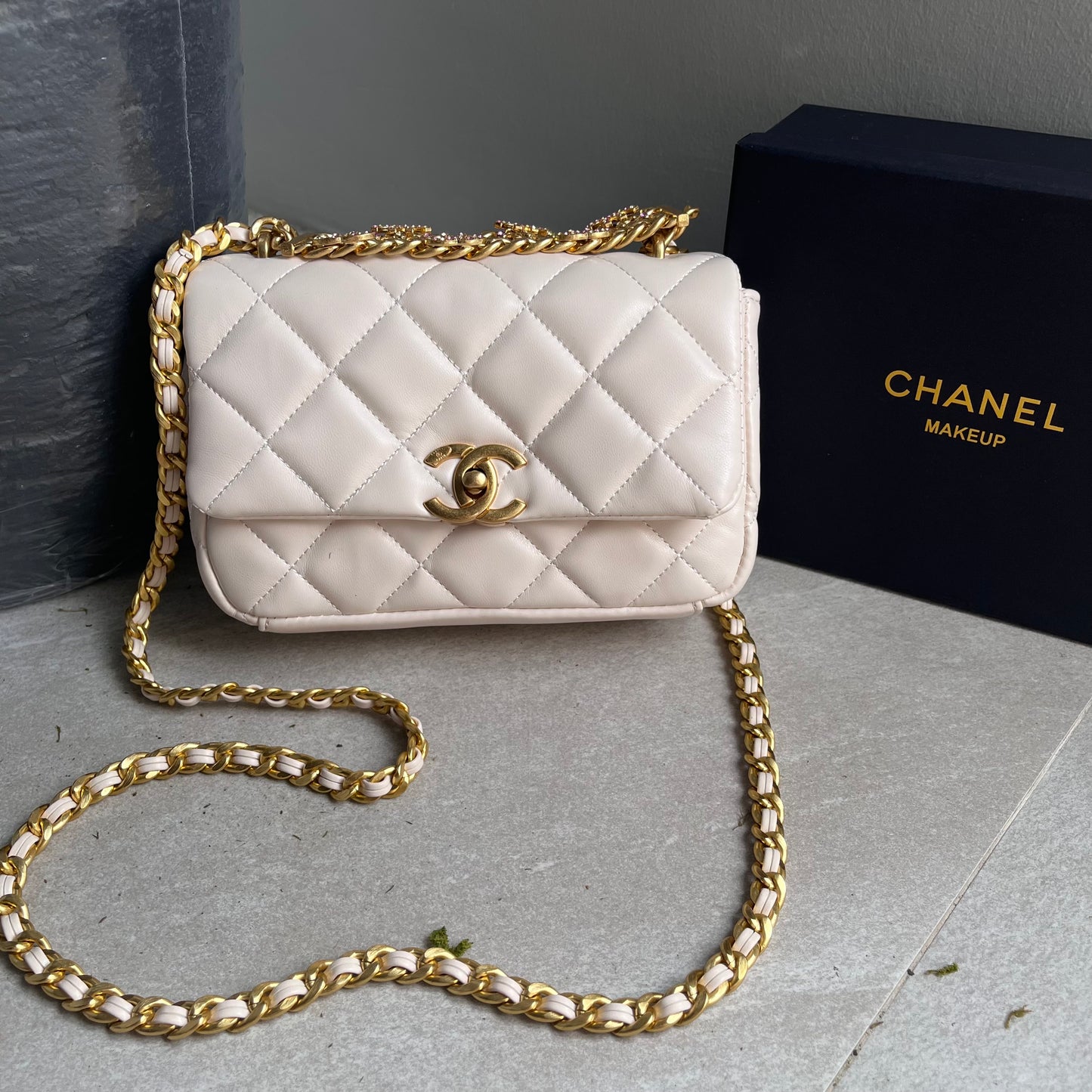 Chanel VIP Crossbody 2025 (White chain handle)