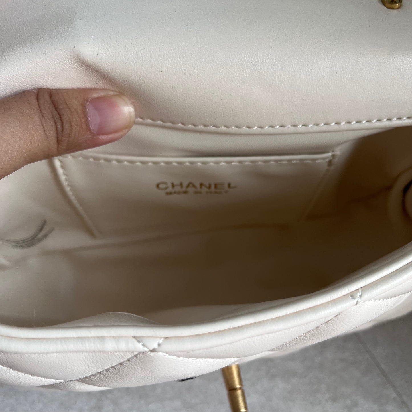 Chanel VIP Crossbody 2025 (White chain handle)